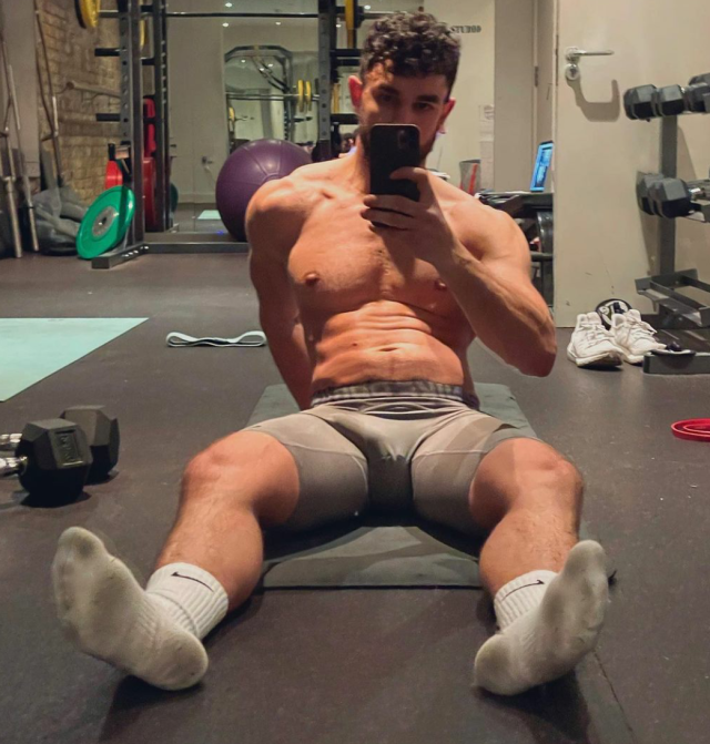 socs-things: great photo and great feet and white socks