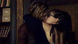 danasoupchef:  Cosima pulling herself up and into Delphine. One