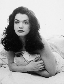 lucreciasmartel: RACHEL WEISZ 1994.