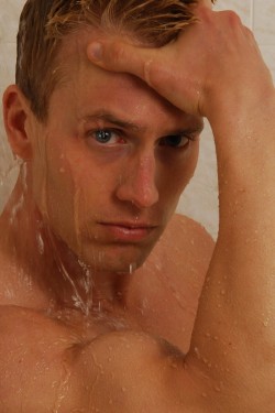 randomh3at:  Joe Wegner in shower curious? 