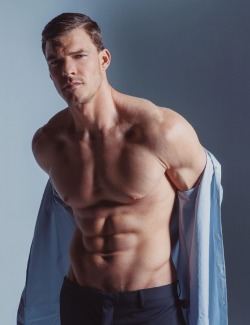 fazmeutipo:  Alan Ritchson  There’s more of this at Kirk’s