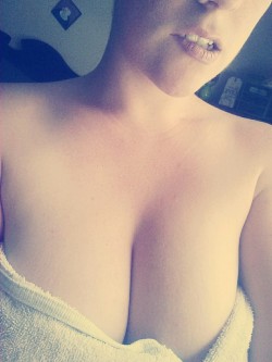 coldqueenfox:  Fresh out of the shower and your surprise for