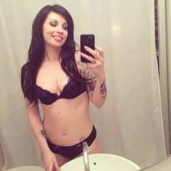 lynnpops:  Bathroom selfies #popscandysmut #lynnpops #tease 