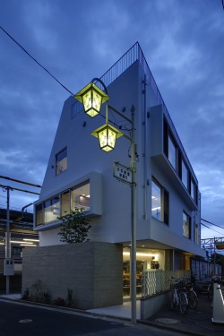 nakamakunihiko:  すぐ裏側を走る電車の、騒音や振動を考えて、