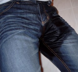 jeansluvver:  Piss and cum on jeans  hehehe 