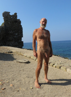 malenudists:  http://malenudists.tumblr.com/archiveMale Nudists