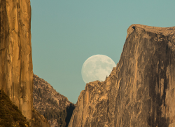 rorschachx:  Moon Rise Between Half Dome and El Capitan, Yosemite