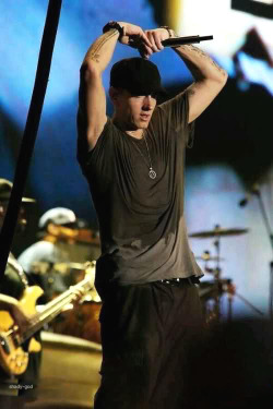 shady-god:  eminem is cute and trying to make a heart with his