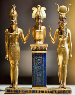 amntenofre:    gold and lapis lazuli pendant of King Osorkon