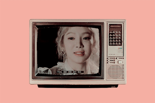 baeyuries: “Time has really passed by quickly. Watching all of the stage videos we’ve done, we thought ‘we have done so many stages.‘” Want to know more? Tune in channel 4. #HOLIDAYNIGHT (4/8)