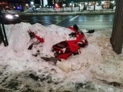 wideangle:  【悲報】路駐のCBR、除雪車の雪に巻き込まれる