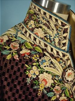 revealafrancaise:  These intricately embroidered 18th century