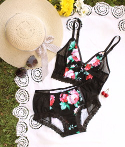 thelingerieaddict:  ohhhlulu:  Black floral lingerie set by Ohhh