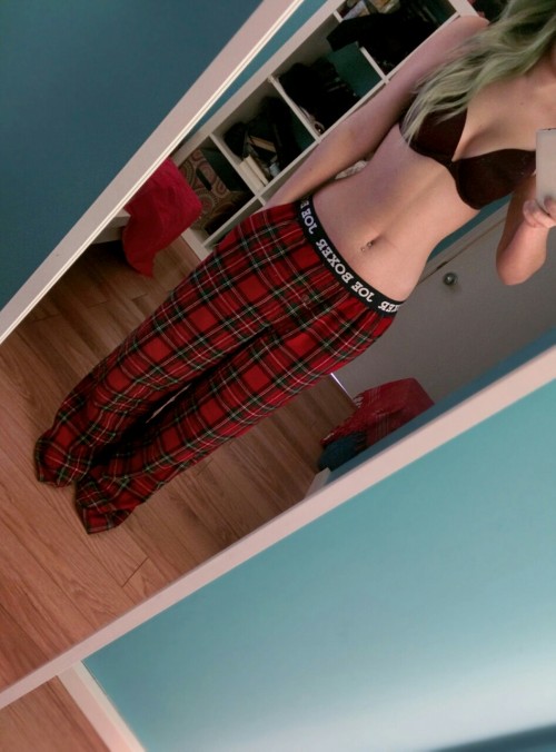 comme-un-baiser:  castleofquartz:  It me in the new pajama pants I got for Christmas They’re men’s so I actually have pocketsand a hole for my non-existent penis  ugh shelly you are perfect. i miss you so much.