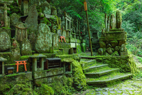 thekimonogallery:Fushimi Inari Shrine was founded in 711 by the