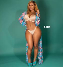 agymah7:  thecakemagazine:  LINK IN BIO Go watch @mscat215 cake video By @MicheeDon for @thecakemagazine #thecakemagazine  Chocolate Sunday - Cat Washington  All praises due