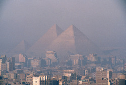 unrar:  The pyramids at Giza and Cairo in the foreground, Matrin