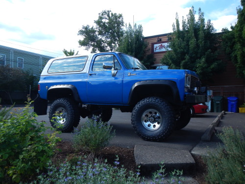 chevygirl78:  taylormademadman:  Lifted Chevy K5 Blazer    🤤😍