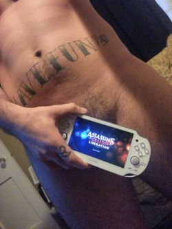 nakedgamer:  A bit of ”handheld” fun…     submitted