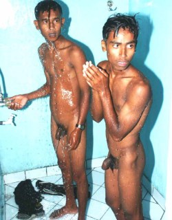 mecsquejekiffe:  Deux garÃ§ons du sous-continent indien sous la douche, au repos mais TBM. Celui Ã  droite a un sexe Ã©norme, monstrueusement Ã©pais (dÃ©but dâ€™Ã©rection?) 