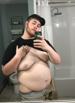 chubbyal:  growingchub16:  My belly could use a good stuffing