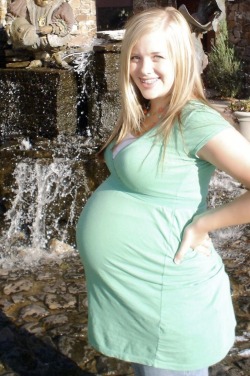 thefertilevalley:  Young blonde Brenda, 32 weeks pregnant with