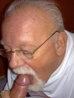 loveoldermen78:  Daddy cocksucker