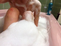 lolurafag:  bubbles make me feel so torn. like a child, but therefore