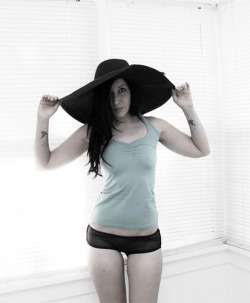 cherry_bella rocks a firm body, and floppy brimmed hat. 