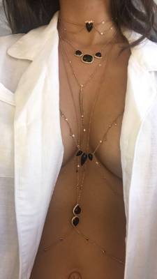 ppnnss:  smoopys-celebs:  Emily Ratajkowski cleavage  Gorgeous
