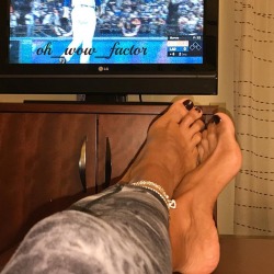 ohwowfactor:  Watching the World Series! #mouthwateringfeet #mouthwateringtoes