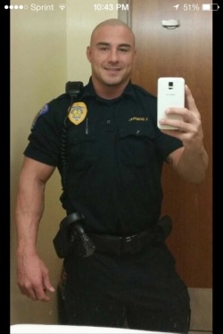 roidedmusclebullswithemptyposers:  horny police cop,fuck me with