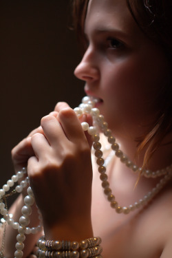 MistressIsabele plays with her pearls