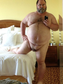 beginnerguy:  mikebigbear:  Love that ball belly   Hot daddy