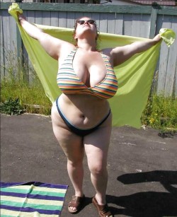 bbwbeach:  I’d love to motorboat those huge tits