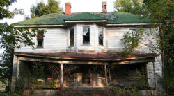 stinker:  Killer Turns Abandoned Home Into Haunted House, Uses