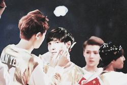 chxnyol:  chanyeol putting a heart on yixing’s face (after