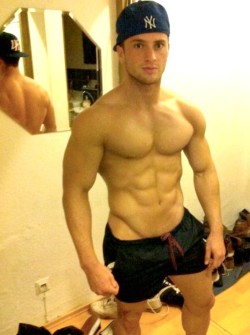 gym-punk-jock-nerd:  NYC GYM RAT 