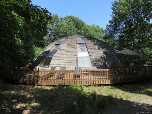 magicalhometoursandstuff:A couple bought this dome home in upstate