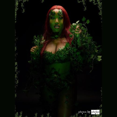 Asia @asiammkaycharnay embraces her cosplay skills as Poison