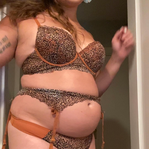 bigbellecurve:Fatten me up to your hearts desire bb