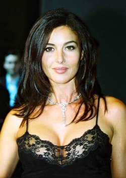 bellucci-bella:  Monica Bellucci attends the 2001 Laureus Sport