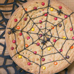 hoardingrecipes:  Spiderweb Cookie Cake 