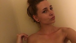 gspotwizard:  touchingskin:  after work bratty shower selfies