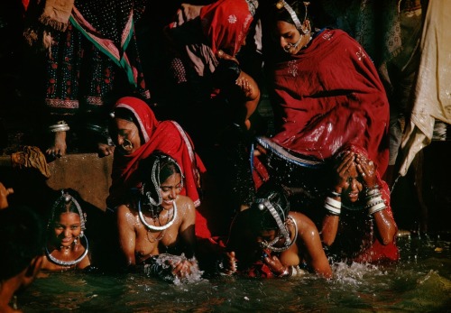 ouilavie:Bruno Barbey. Rajastan province. Pilgrims bathe in the waters of the Holy Lake. 1975.