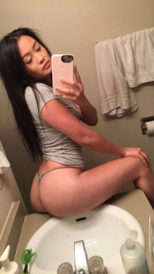 xnikki snapping sultry selfies in the sink