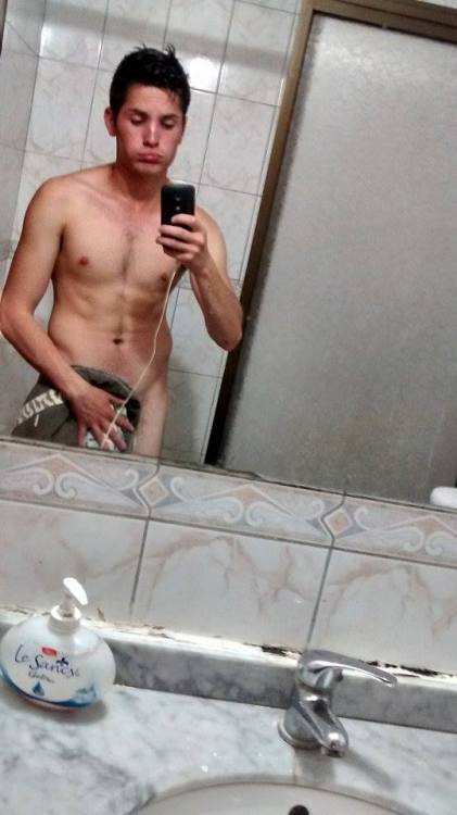 chilenos-hot:  PEDIDO! MILKO BASTIAN! se viene desnudo!