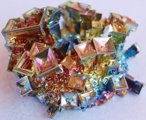 queensimia:  tigrismedve:  Rare metals - Bismuth (2x), Fluorite, Malachite, Azurite/Malachite, Pietrisite, Hafnium  aaaagahsdfjadfja;k I love minerals like these.  I want the first one. Omg if I could get that flat and/or pendant sized I’d wear