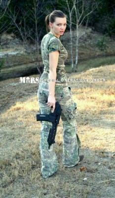 girlandguns:  Girl With Gun  follow me at : http://girlandguns.tumblr.com/