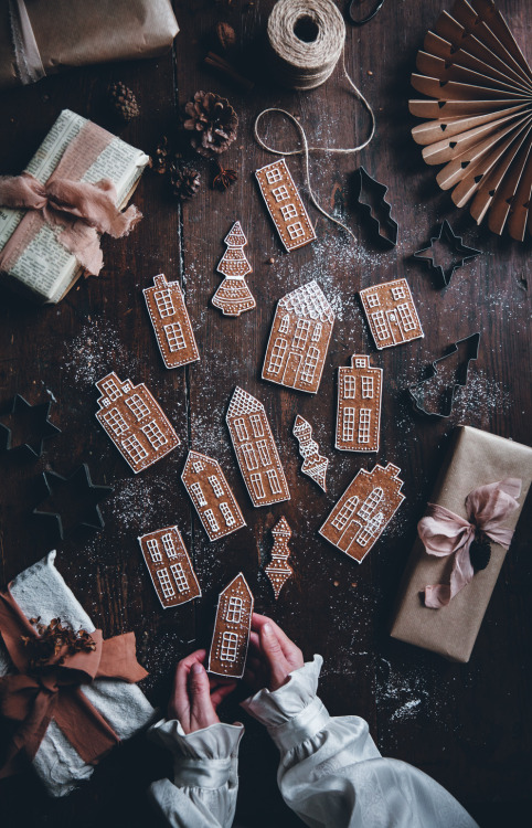 sweetoothgirl:  Gingerbread House Cookies with Royal Icing  